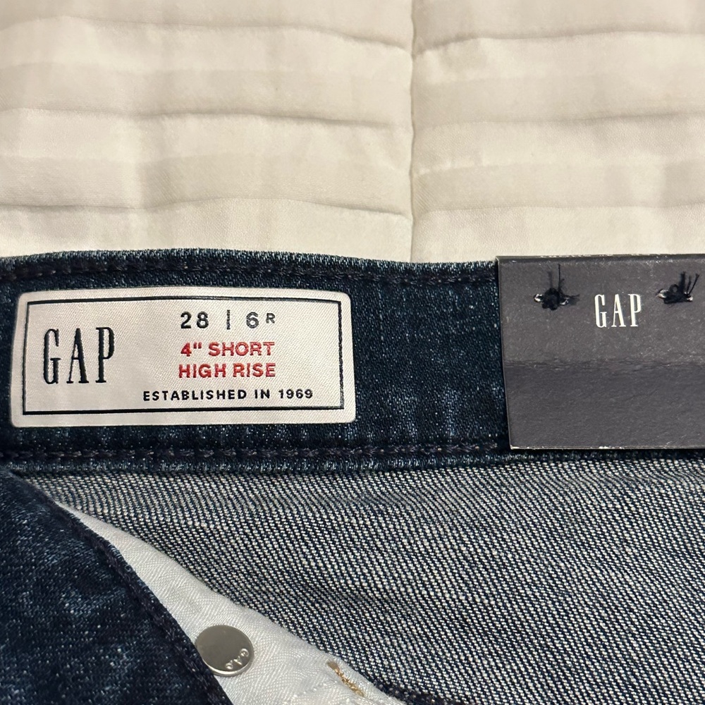 Gap 4” High Rise Short - Picture 3 of 4